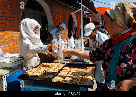 Turkmenistan - Aschgabat - Sonntagsmarkt - Snack Garküche Stockfoto