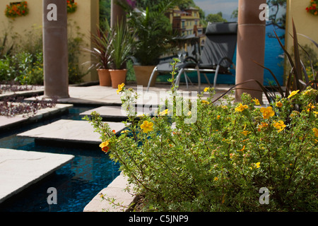 Stepping Stones & Water Feature von Mediterranean Garden Design Claire Skidmore & Clare Edwards  Landscape Garden Exhibit RHS Royal Horticultural Show Tatton Park, Cheshire, Juli 2011. Stockfoto