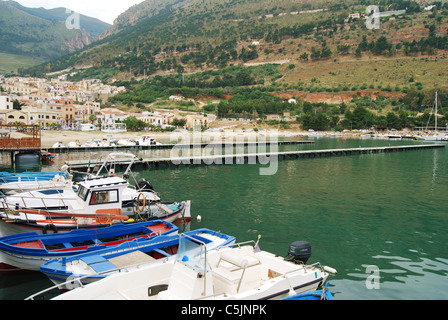 Habour in Castellamare del Golfo, Sizilien, Italien - eine schöne Stadt an der Nordküste Siziliens unweit von Palermo Stockfoto