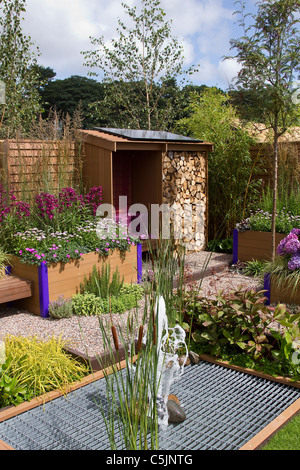 Zukunftssichere Wasserdicht Landschaft Garten mit Teich. Eine Ausstellung am RHS Royal Horticultural Show Tatton Park, Cheshire, Juli 2011. Stockfoto