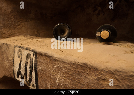 Staubige Wein im alten Keller Stockfoto