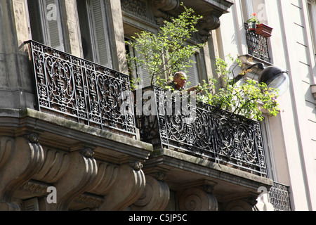 Mann auf Französisch schmiedeeisernen Balkon Stockfoto