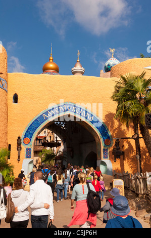 Menschen, die ins Abenteuerland im Disneyland Paris in Frankreich Stockfoto