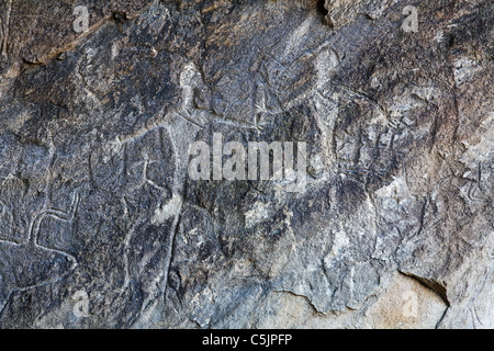 Aserbaidschan - Qobustan - alte Stein geschnitzt Felszeichnungen zeigen menschliche Figuren Stockfoto