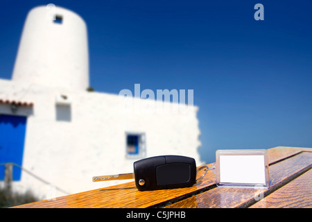 Autovermietung Tasten auf Holztisch mit leerem Papier in Formentera Mittelmeerinsel Stockfoto