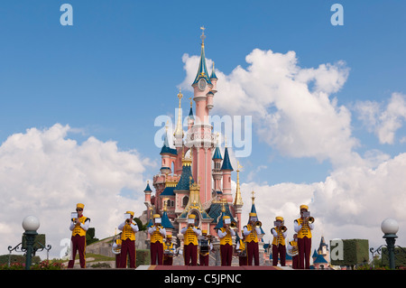 Eine Band spielt vor Sleeping Beauty Castle in Disneyland Paris in Frankreich Stockfoto