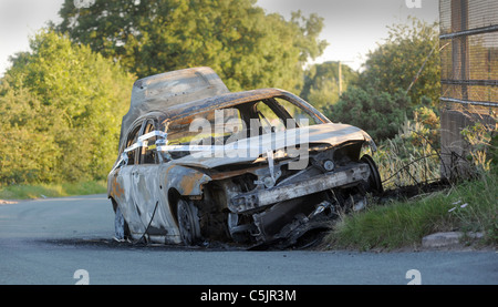 AUSGEBRANNT, GESTOHLENEN VERLASSENEN WAGEN ABGELADEN IN COUNTRY LANE, GROßBRITANNIEN Stockfoto