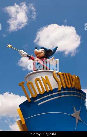 Eine Mickey Mouse Toon Studio Statue im Disneyland Paris in Frankreich Stockfoto