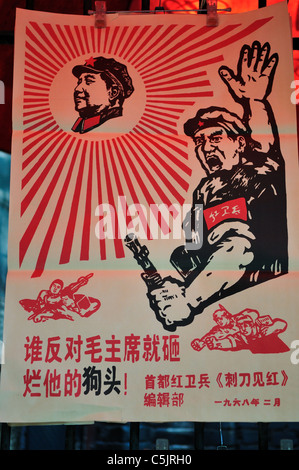 Kulturelle Revolution Ära (1960er bis 70er Jahre) Propaganda-Plakate sind für den Verkauf in einem Ständer. Peking, China. Stockfoto