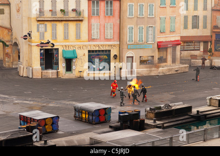 Stuntman auf Feuer zeigen Bewegung bei den Moteurs... Action-Stunt-show spektakulär im Disneyland Paris in Frankreich Stockfoto