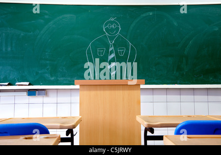 Lehrer an die Tafel im Klassenzimmer der Schule zu zeichnen Stockfoto