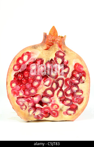 Schneiden Sie Granatapfel (Punica Granatum) auf weißem Hintergrund Stockfoto