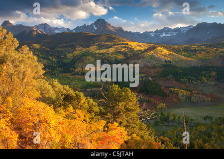 Farben des Herbstes und der Sneffels Strecke, San Juan Mountains, Colorado. Stockfoto