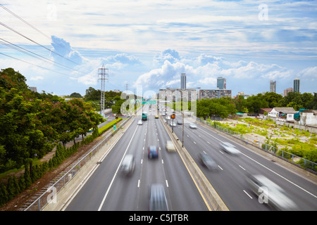 Aktive Fahrzeugverkehr auf städtischen Straßen - Tag Stockfoto