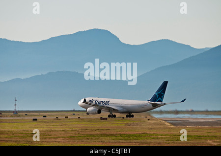 Ein Passagierflugzeug der Air Transat Airbus A330-200 startet vom Vancouver International Airport. Stockfoto