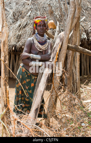 Porträt einer Karo-Tribeswoman im Dorf nieder am unteren Omo-Tal, Südliches Äthiopien, Afrika Stockfoto