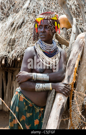 Porträt einer Karo-Tribeswoman im Dorf nieder am unteren Omo-Tal, Südliches Äthiopien, Afrika Stockfoto