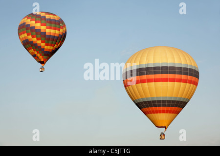 zwei bunte Heißluftballons hoch in einem hellblauen Himmel, horizontal, kopieren Raum Stockfoto