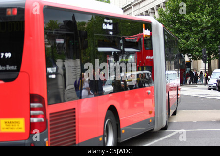 Die Seite und Rückansicht eines bendy-Busses Stockfoto