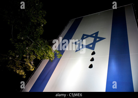 Israelische Nationalflagge mit Tränen Löcher ist in Rothschild Straße, in der "Zeltstadt" Protest erfolgt Tel Aviv Israel gesehen. Die soziale Gerechtigkeit Protest nannte auch die Zelte Protest waren eine Serie von Massendemonstrationen in Israel Anfang Juli 2011 mit Hunderttausenden Demonstranten aus einer Vielzahl von sozioökonomischen gegen die weiter steigenden Lebenshaltungskosten besonders Gehäuse. Stockfoto