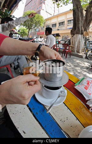 Asien, Vietnam, Ho-Chi-Minh-Stadt (Saigon). Genießen Sie einen vietnamesischen heißen Cafe Milch im shopping-Bereich auf der Dong Khoi Street style. Stockfoto