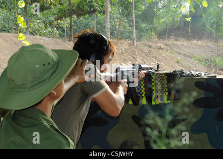 Asien, Vietnam, Cu Chi nr. Ho-Chi-Minh-Stadt (Saigon). Cu Chi Tunnel. Touristen genießen selbst an einer Schießbude. Stockfoto