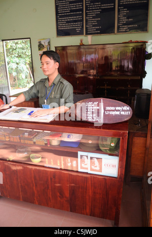 Asien, Vietnam, Cu Chi nr. Ho-Chi-Minh-Stadt (Saigon). Cu Chi Tunnel. Kaufen Munition für eine Schießbude. Stockfoto