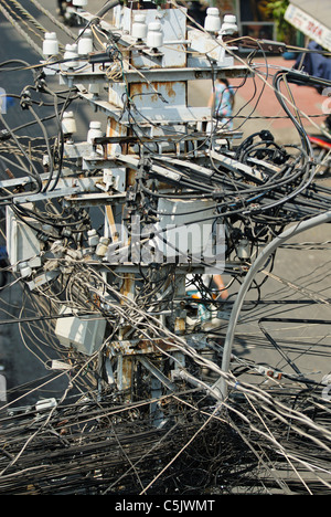 Asien, Vietnam, Ho-Chi-Minh-Stadt (Saigon). Typischen asiatischen Stil elektrische Verdrahtung auf Biu Vien St. in der Backpacker-Umgebung Stockfoto