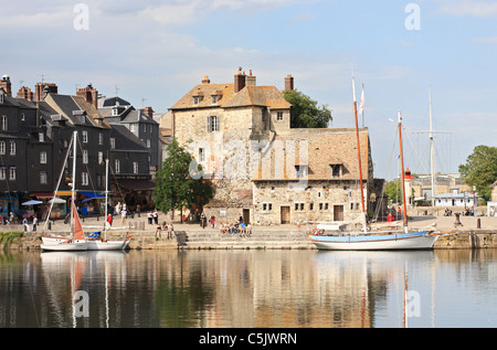 Hölzerne Segelschiff "Rose de Savanne" mit La Lieutenance im Hintergrund in den Hafen von Honfleur, Normandie, Frankreich Stockfoto