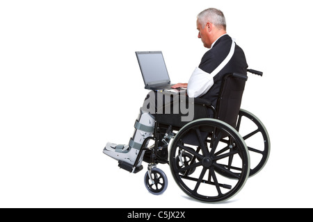Foto von einem verletzten Geschäftsmann sitzt in einem Rollstuhl arbeitet an einem Laptop-Computer, auf dem weißen Hintergrund isoliert. Stockfoto