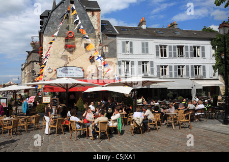 Menschen Essen im La Maison Bleue-Restaurant im Hafen von Honfleur, Normandie, Frankreich Stockfoto