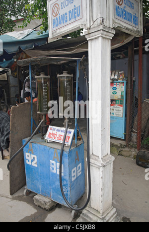 Asien, Vietnam, Hoi Hoi JG eine nr. Altstadt. Kleine Mengen an Benzin für die vielen kleinen Motorräder sind fast ausverkauft Stockfoto