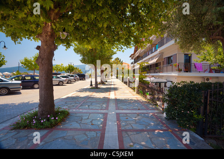 Straßen von Nea Vrasna, Griechenland, Sommersaison Juli 2011. Stockfoto