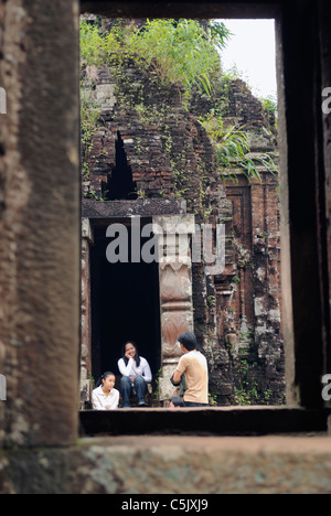 Asien, Vietnam, meinen Sohn in der Nähe von Hoi An. Tourists in den Tempelruinen der Gruppe B. Designated ein UNESCO-Weltkulturerbe, die Stockfoto