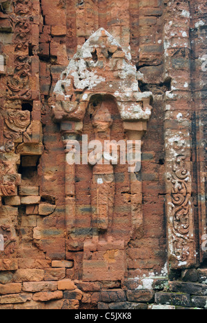 Asien, Vietnam, meinen Sohn in der Nähe von Hoi An. Temple Ruinen der Gruppe B. bezeichnet ein UNESCO-Weltkulturerbe, der Tempelanlage von meinem Stockfoto