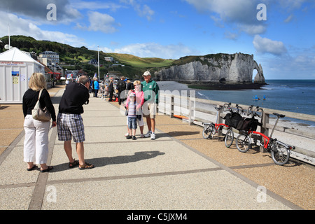 Amerikanische Touristen fotografieren bei Etretat, Normandie, Frankreich. Zwei Brompton Falträder im Hintergrund Stockfoto