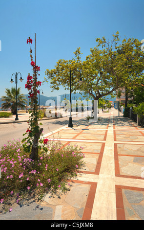 Straßen von Nea Vrasna, Griechenland, Sommersaison Juli 2011. Stockfoto