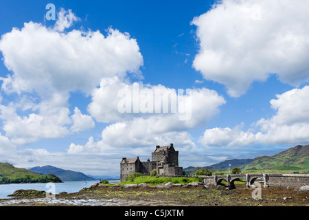 Blick Richtung Eilean Donan Castle, Loch Duich, Highland, Schottland, Großbritannien. Schottische Landschaft / Landschaft / Schlösser Stockfoto