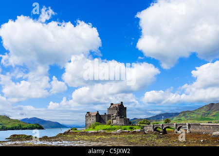 Blick Richtung Eilean Donan Castle, Loch Duich, Highland, Schottland, UK. Schottische Landschaft/Landschaften/Burgen Stockfoto