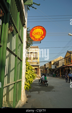 Asien, Vietnam, Hoi An. Hoi eine Altstadt. Antike Signbelonging an einer Shell-Agenten auf einer Hauswand montiert. Die historische Stockfoto