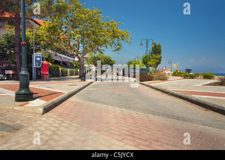 Straßen von Nea Vrasna, Griechenland, Sommersaison Juli 2011. Stockfoto