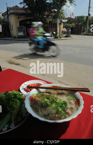 Asien, Vietnam, Hoi Jg. Hoi Jg. Pho Bo. Traditionelle Nudelsuppe mit einem Stück Rindfleisch als köstliche Suppen serviert. Die Stockfoto