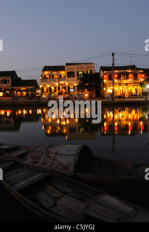 Asien, Vietnam, Hoi An. Hoi eine Altstadt. Blick über Thu Bon Fluss auf der schönen Bach Dang Uferpromenade mit seinen Stockfoto