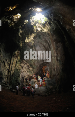 Asien, Vietnam, in der Nähe von Da Nang. Die größte Höhle Dong Huyen Khong innerhalb der berühmten buddhistischen Heiligtümer im Ngu Hanh Son oder Stockfoto