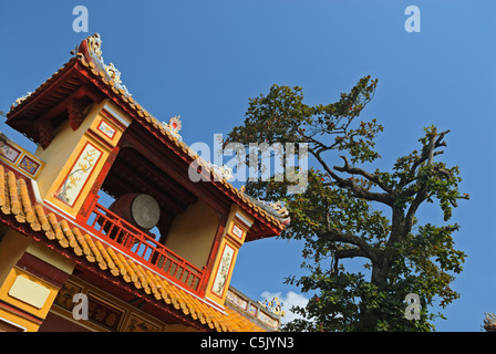 Asien, Vietnam, Hue. Hien Lam Cap Pavillon, diejenigen zu Ehren, die den großen Nguyen-Dynastie ist gewaltige Status gab. Bezeichnet eine Stockfoto