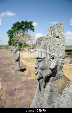 Asien, Vietnam, Hue. Palast-Vorplatz mit Statuen auf dem Königsgrab von Thieu Tri. Ein UNESCO-Weltkulturerbe in Stockfoto