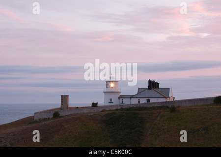 Der Amboss Point Lighthouse in der Dämmerung, Isle of Purbeck, Dorset, England, Vereinigtes Königreich. Stockfoto