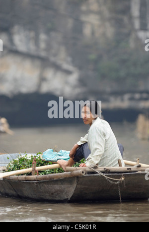 Asien, Vietnam, Tam Coc in der Nähe von Ninh Binh. In der wässrigen Landschaft von Tam Coc (drei Höhlen) sind Boote ein Haupttransport. Stockfoto