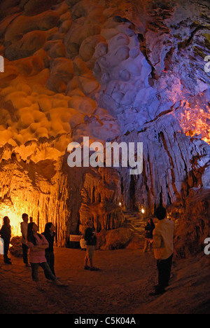 Asien, Vietnam, Halong-Bucht. Hängen Sung Sot (erstaunlich Höhle) in der Halong-Bucht. 1994 ernannt zum UNESCO-Weltkulturerbe, Stockfoto