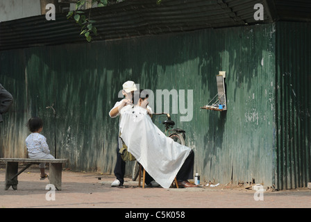 Asien, Vietnam, Hanoi. Hanoi Altstadt. Typische am Straßenrand Friseursalon. Stockfoto